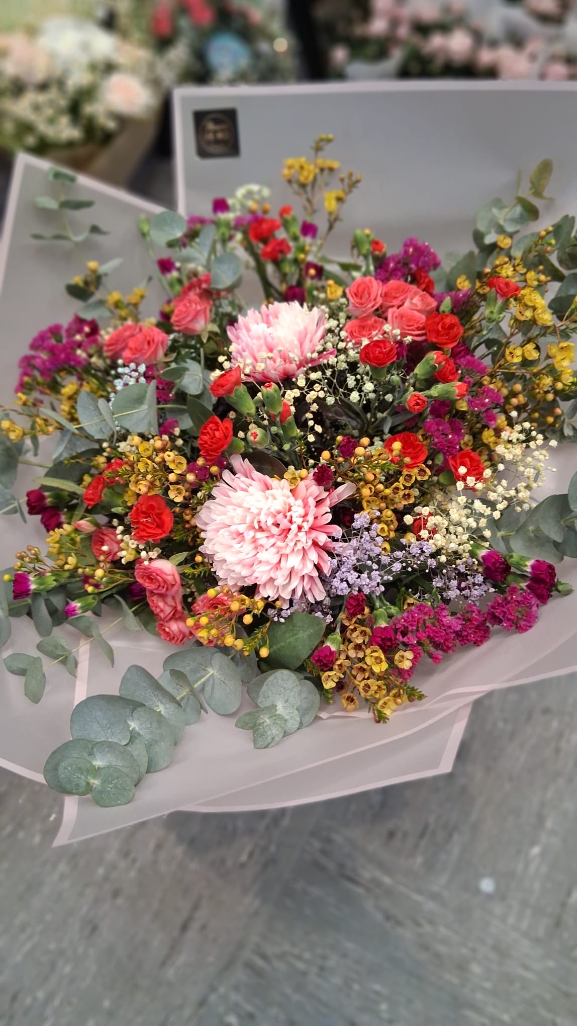 Ein lebendiger Mix aus leuchtenden Farben, Eukalyptus und zarten Blüten
