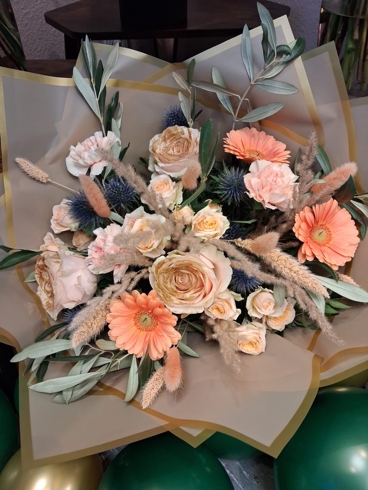 Sanfte Apricot-Töne mit Glitzer-Rosen und flauschigen Akzenten