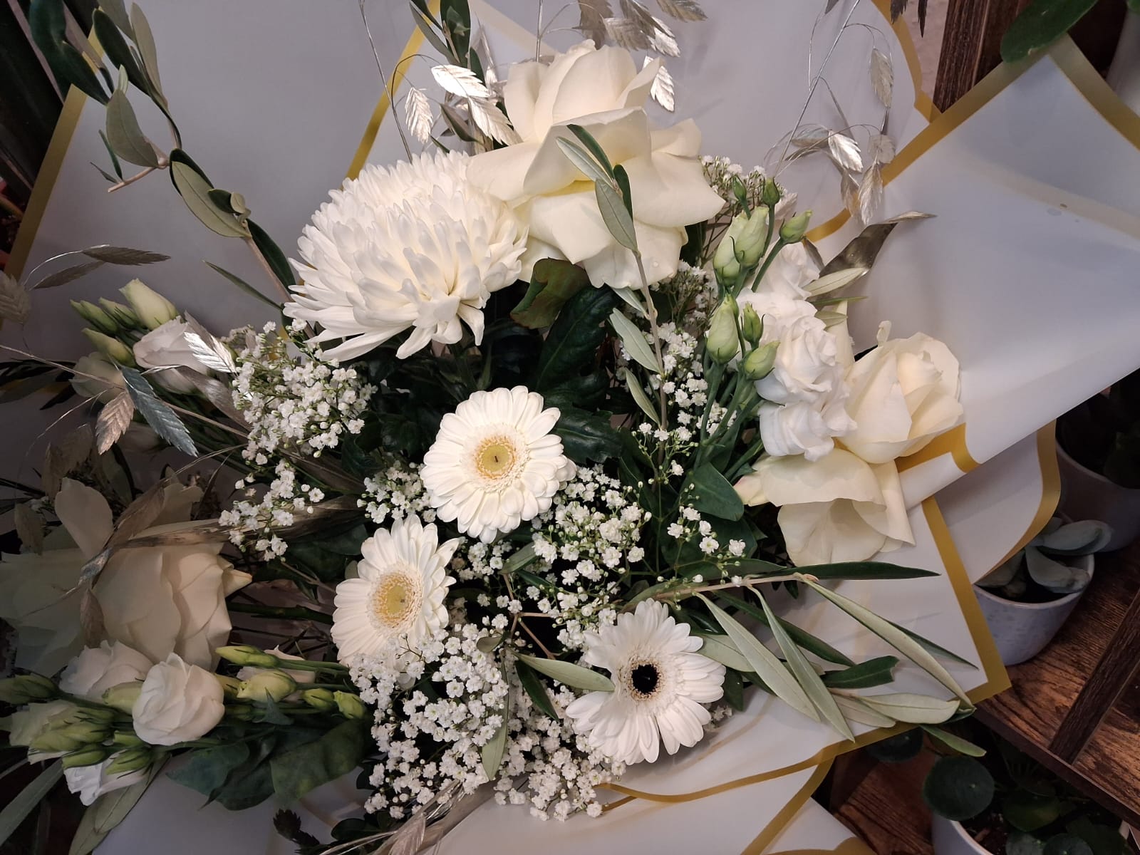 Zeitloses Bouquet in Weiß und Silber mit edlen Olivenzweigen